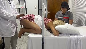 Güzel eşim sapık doktor tarafından kontrol edilir... çok yanlış!