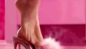 Memek pink barbie sama pantatnya kena creampie dari ken