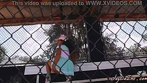 Джейла Инк твёркает в бейсбольной форме, большая жопа трясётся!