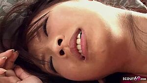 細身のアジア義姉が騙されて生中出し