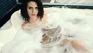 Novinha Magrinha E Peludinha Enfiando Consolo Até Gozar Na Hidro Do Motel