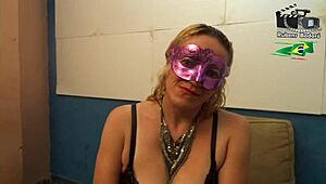 Ωριμη ξανθιά δίνει surra μουνιού στον φίλο με παχιά πούτσα