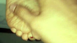 Me corro en sus pies con footjob, oh yeah