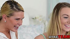블론드 젊은 18+ 레즈비언들이 스트래폰 타며 격렬한 핑거링