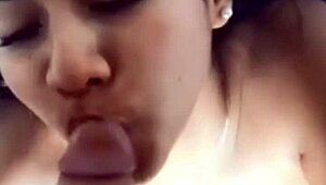 Me corro en la garganta profunda de la chupapollas