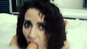 얇은 소녀 털 많은 보지 콘솔로 박아서 모텔 욕조에서 가버림