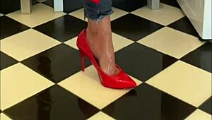 i'm wetting my jeans and high heels while playing with pee