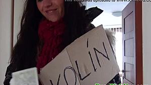 Euro szomszéd lány meztelenre vetkőzik gyors pénzért nyilvánosan.