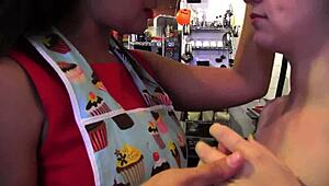 Umazana kuhinjska lesbijska akcija me pusti hrepeneti po njihovem mokrem grobem poljubljanju in potapljanju