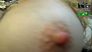 Ωριμη ξανθιά δίνει surra μουνιού στον φίλο με παχιά πούτσα