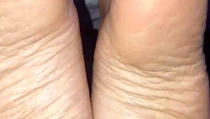 Me corro en sus pies con footjob, oh yeah