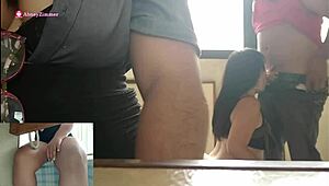 Morbide stel neukt in dokters wachtkamer terwijl secretaresse kijkt en masturbeert voor hete threesome