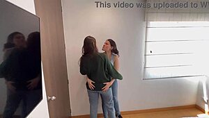 Cumplo Mi Fetiche De Tener Sexo Lésbico Con Jeans