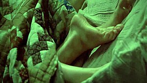 Секси брюнетка гола в душа за петък 13-то