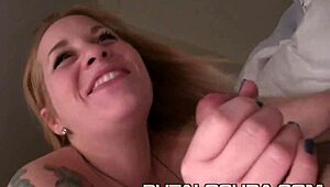 rellenando el coño de la gordita violeta?