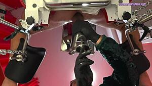 Dominatrix Mistress April fistar dypt i sykehus slakteri. Grisepasient tar hardcore strapon action.