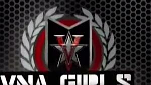 Anälälskare Vicky Vette stoppar stora glasdildo i röven. Hon är vild efter det! 😈