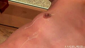 Szalona słodka Katarina Kat, oops, leję wosk z świecy na siebie!