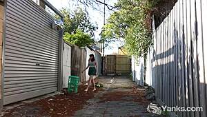 Marina bertindik jari memek basahnya dalam aksi solo