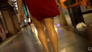 Krivkavá kugarica Cameron Skye dojí hrubý kurac Rome Major vonku