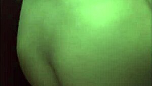 Dekle draži z mokro pičko v vrtoglavi predstavi