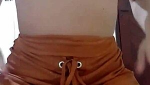 gostosa da bunda perfeita usando mini saia