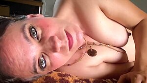 Istri MILF pagi minggu ngecup pelan, jilat bola sempurna buat facial