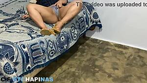 Hon onanerar och tar anal hårt