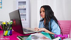 Medicinska sestra Maribel prosi za povišico in dobi namesto tega jebanje, wow! 😲