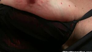 Britské milfy Lady S a Diana si hrajú s pičkami tvrdá. Pripravte sa na akciu!