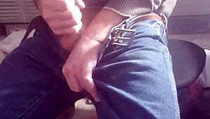 Exploring big dicks on webcam featuring white guys