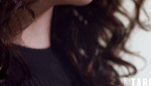 Victoria Voxxx and Robby Apples Get Intimate Up Close