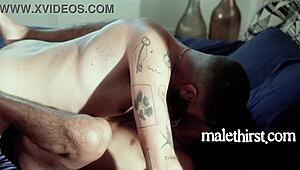 Stressvolle bioscoopavond liet hem maagdelijkheid verliezen. Bareback anaal veranderde alles voor deze homo maagd.