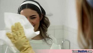 شابات حلوات 18+ يتركن التنظيف لعرض زبي اللي يجننهن