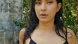 شفت فتاة لاتينية نحيفة مبتلة في الغابة؟