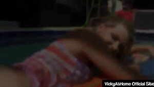 Veo a Vicky Vette dar paja hasta recibir carga