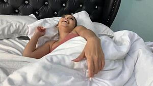 Latina Lexi Aaane goza dedeo intenso en sofá