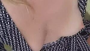 Milf's masturbating with dildo on video call, feet bare and dirty talking! 😉