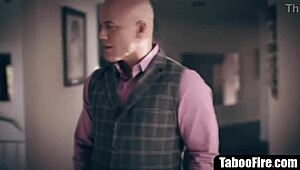 ओएमजी, मेरा स्टीपफादर मुझे स्ट्रिप करते हुए कैच कर गया और बहुत गुस्सा हो गया! 😱