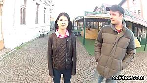 Lääkäri tarkistaa neitsyyskalvon ja poraa neitsyttä söpöä sairaalassa