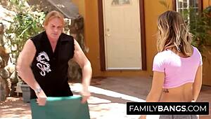 तो, स्टीपडॉटर केशा ग्रे स्टीपडैड इवान स्टोन के साथ बैकयार्ड में वर्कआउट कर रही है।