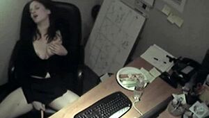 야한 비서, 사무실 숨겨진 카메라에서 큰 가슴 문지르며 자위 야동