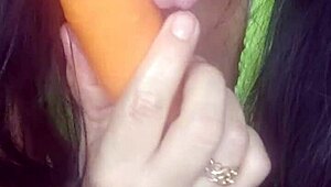 rico placer con mi zanahoria mientras lamo y beso hasta que squirt