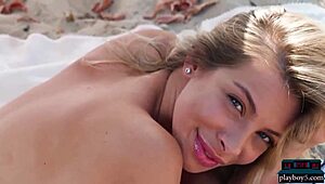 Büyük doğal memeli genç Eva Tali Ukrayna'da Playboy için çıplak soyunuyor