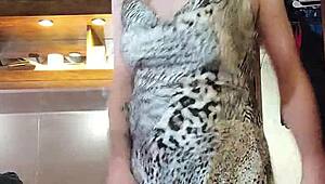 modelando vestidos safados na parte 6, quem quer ver mais da minha travessura? 😈