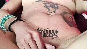 Der Dildo lässt sie squirten und kommen mit Oral-Toys 😈