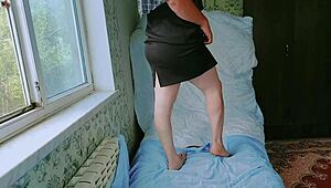 このツイーキングシッシー女装子が持つ大きな白いお尻とセクシーな長い脚の裏側とは？