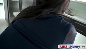 Mystique, vacker svart styvmamma, knullad hårt av nördiga styvson