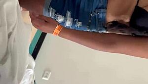 Hotel receptionist fucked by guest 😏