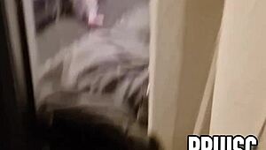 肥美女孩被外面变态老色鬼偷窥自慰